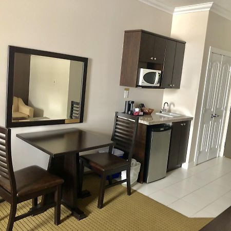 Ramada By Wyndham Cold Lake מראה חיצוני תמונה
