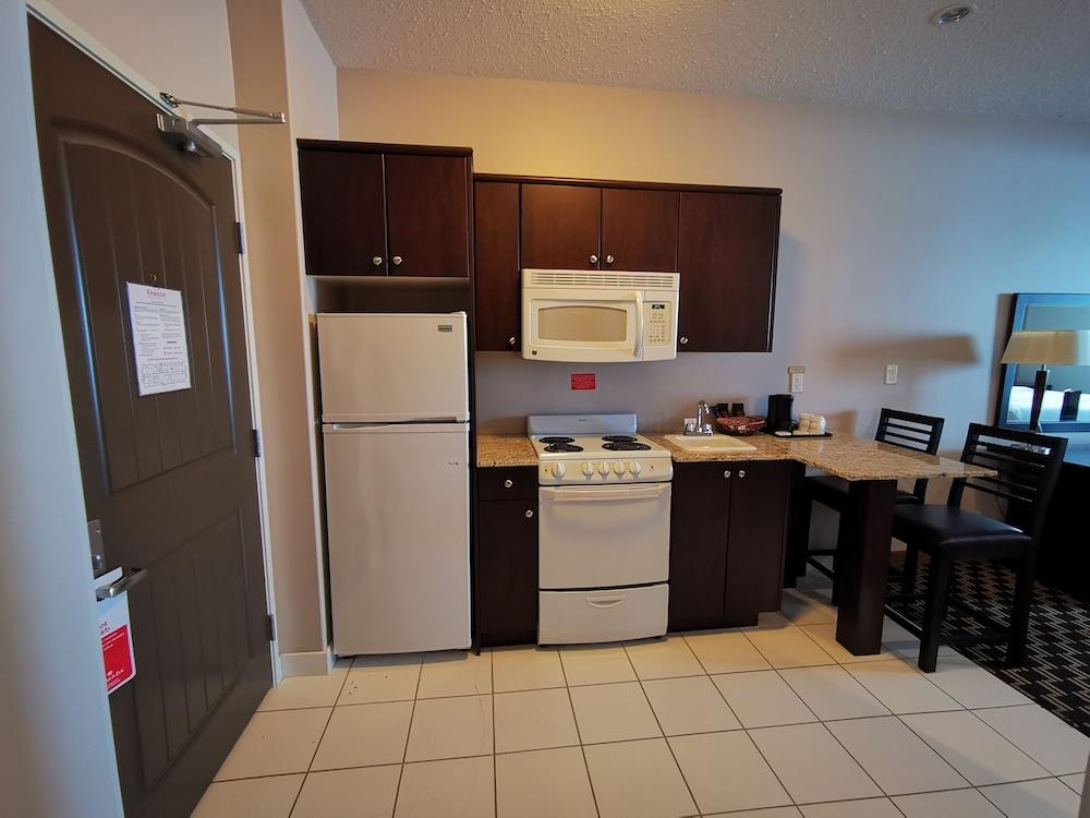 Ramada By Wyndham Cold Lake מראה חיצוני תמונה