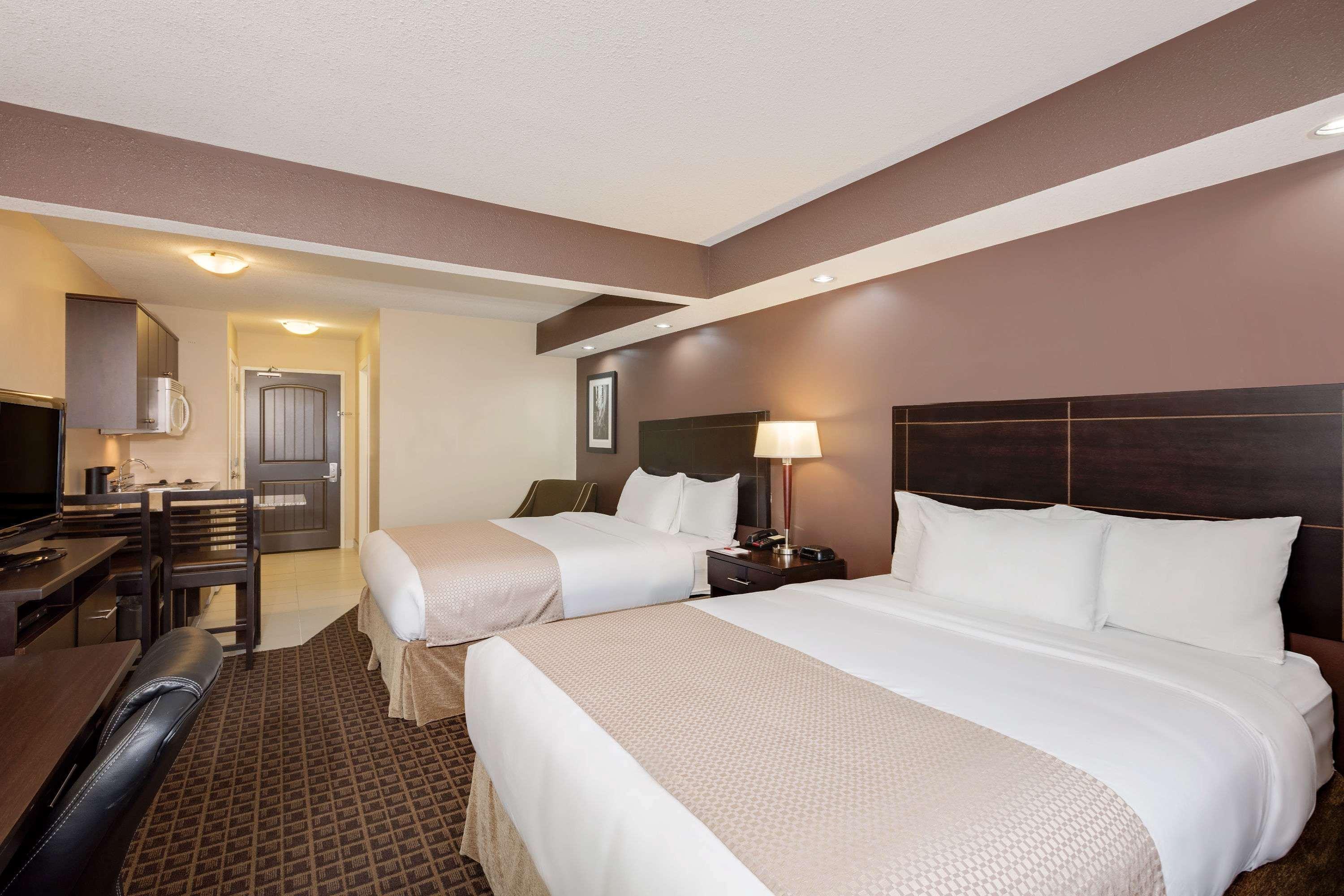 Ramada By Wyndham Cold Lake מראה חיצוני תמונה