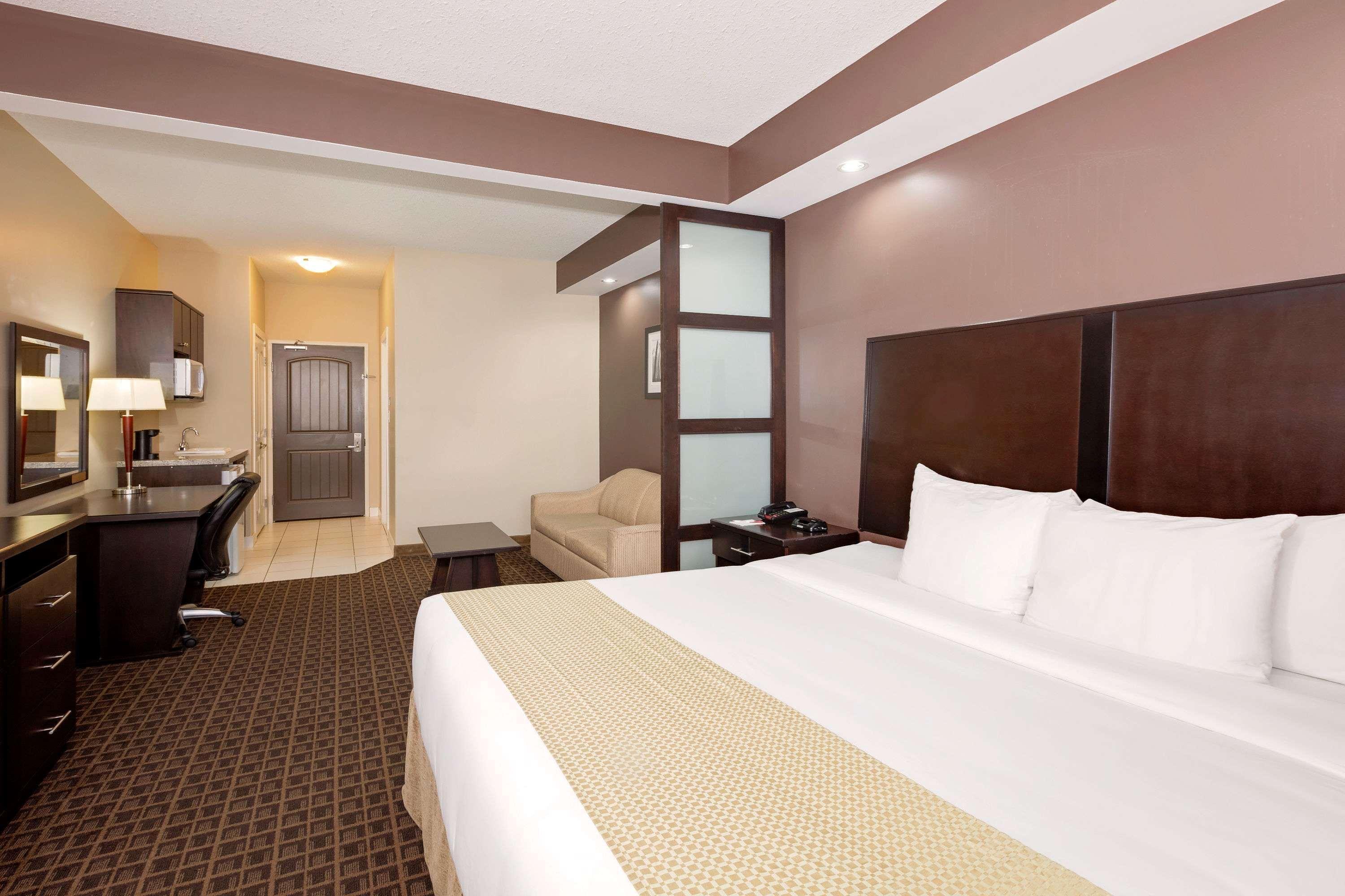 Ramada By Wyndham Cold Lake מראה חיצוני תמונה