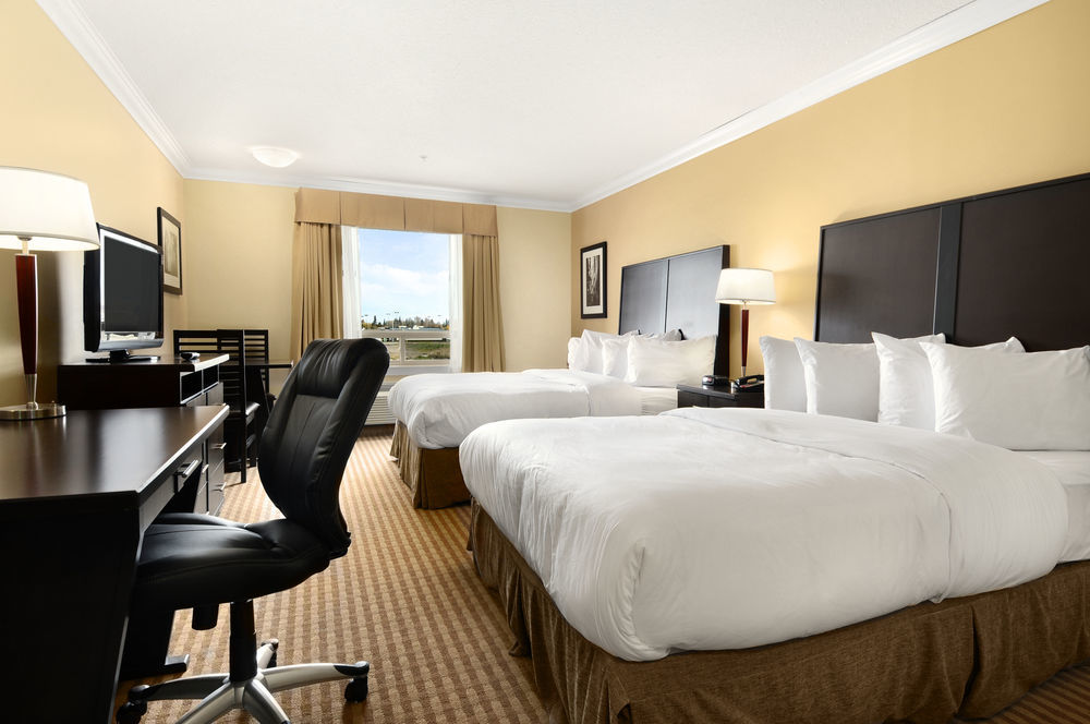 Ramada By Wyndham Cold Lake מראה חיצוני תמונה