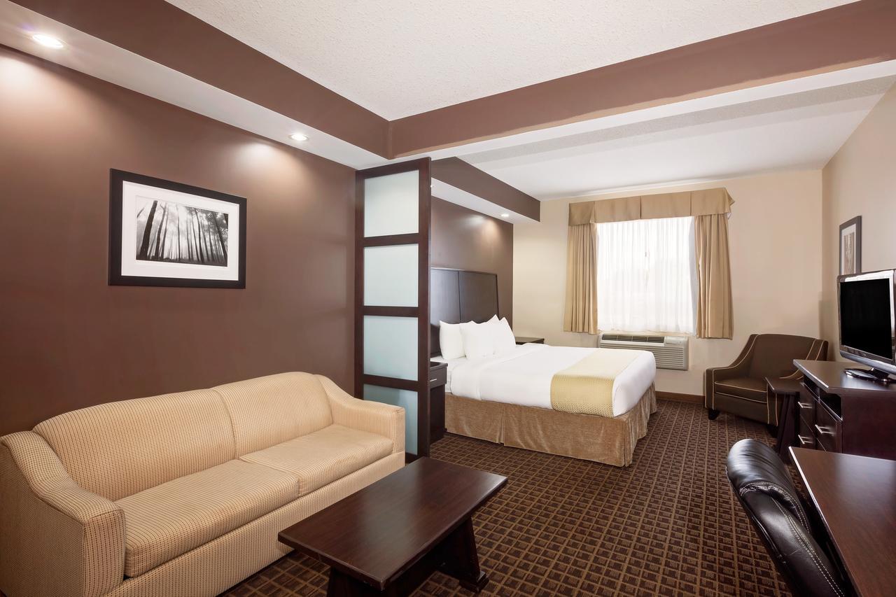 Ramada By Wyndham Cold Lake מראה חיצוני תמונה