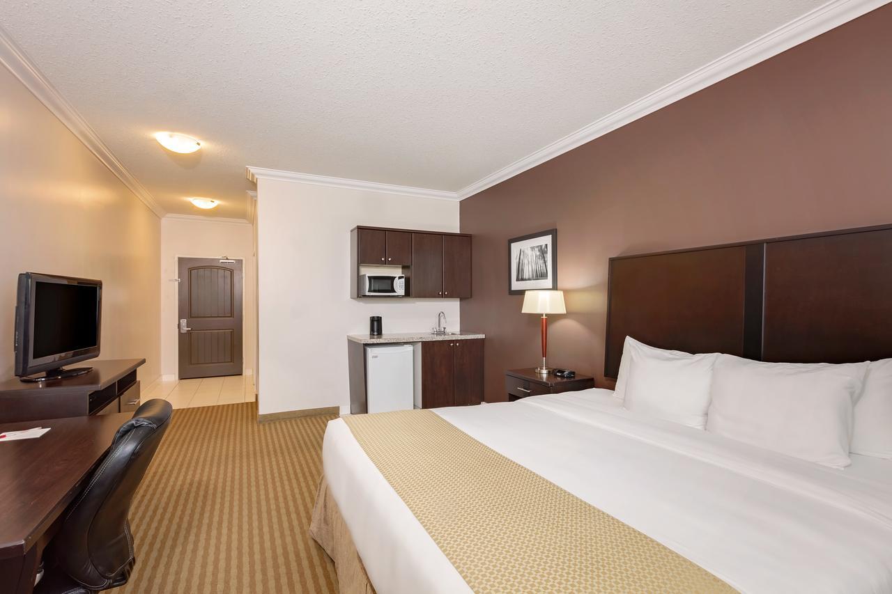 Ramada By Wyndham Cold Lake מראה חיצוני תמונה