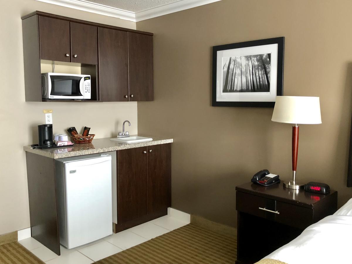 Ramada By Wyndham Cold Lake מראה חיצוני תמונה