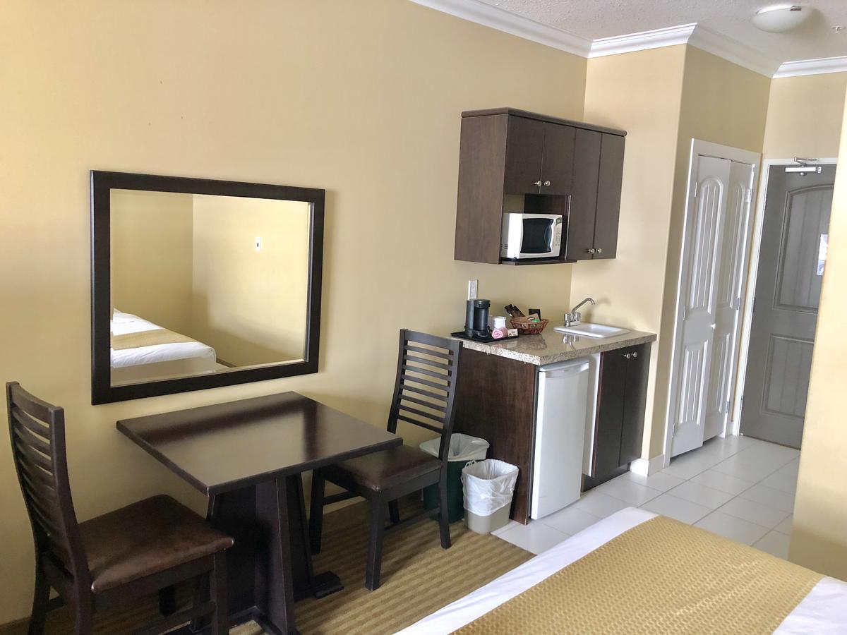 Ramada By Wyndham Cold Lake מראה חיצוני תמונה