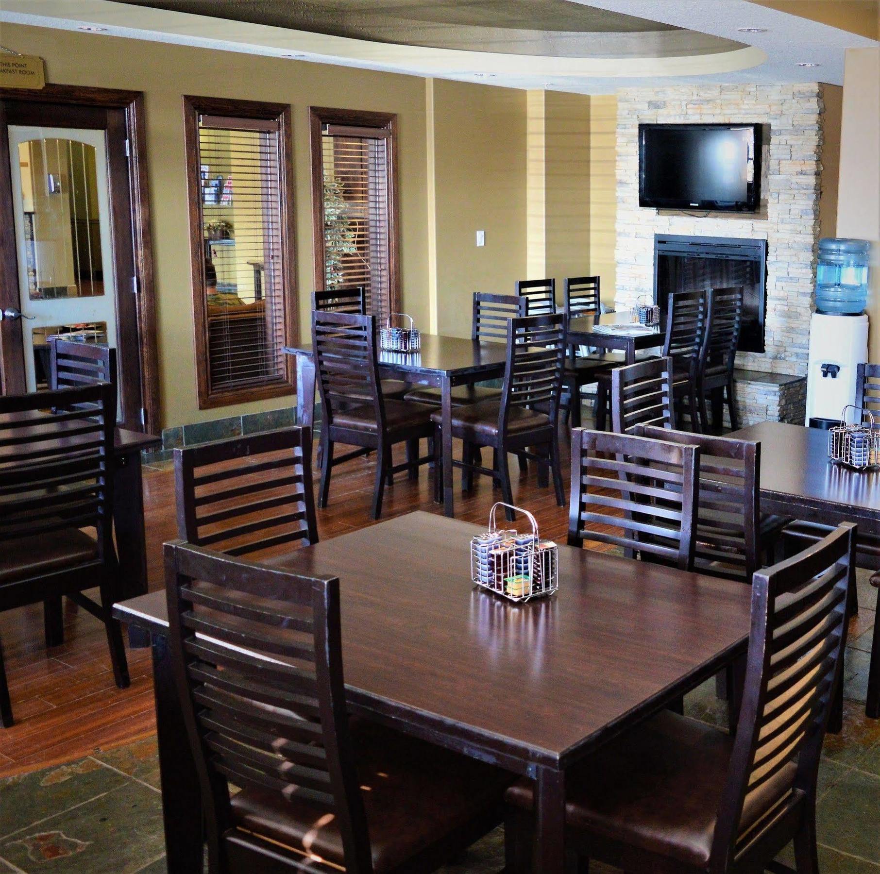 Ramada By Wyndham Cold Lake מראה חיצוני תמונה