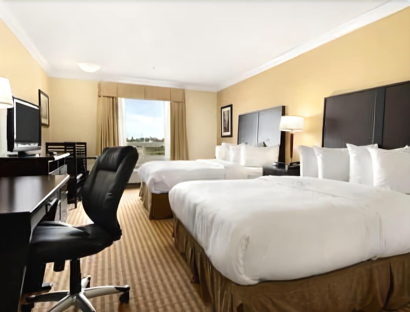 Ramada By Wyndham Cold Lake מראה חיצוני תמונה