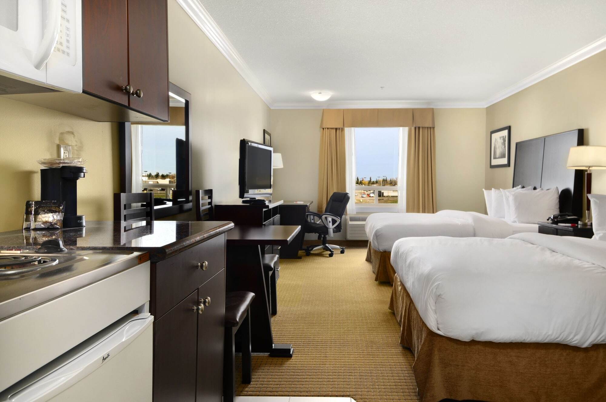 Ramada By Wyndham Cold Lake מראה חיצוני תמונה