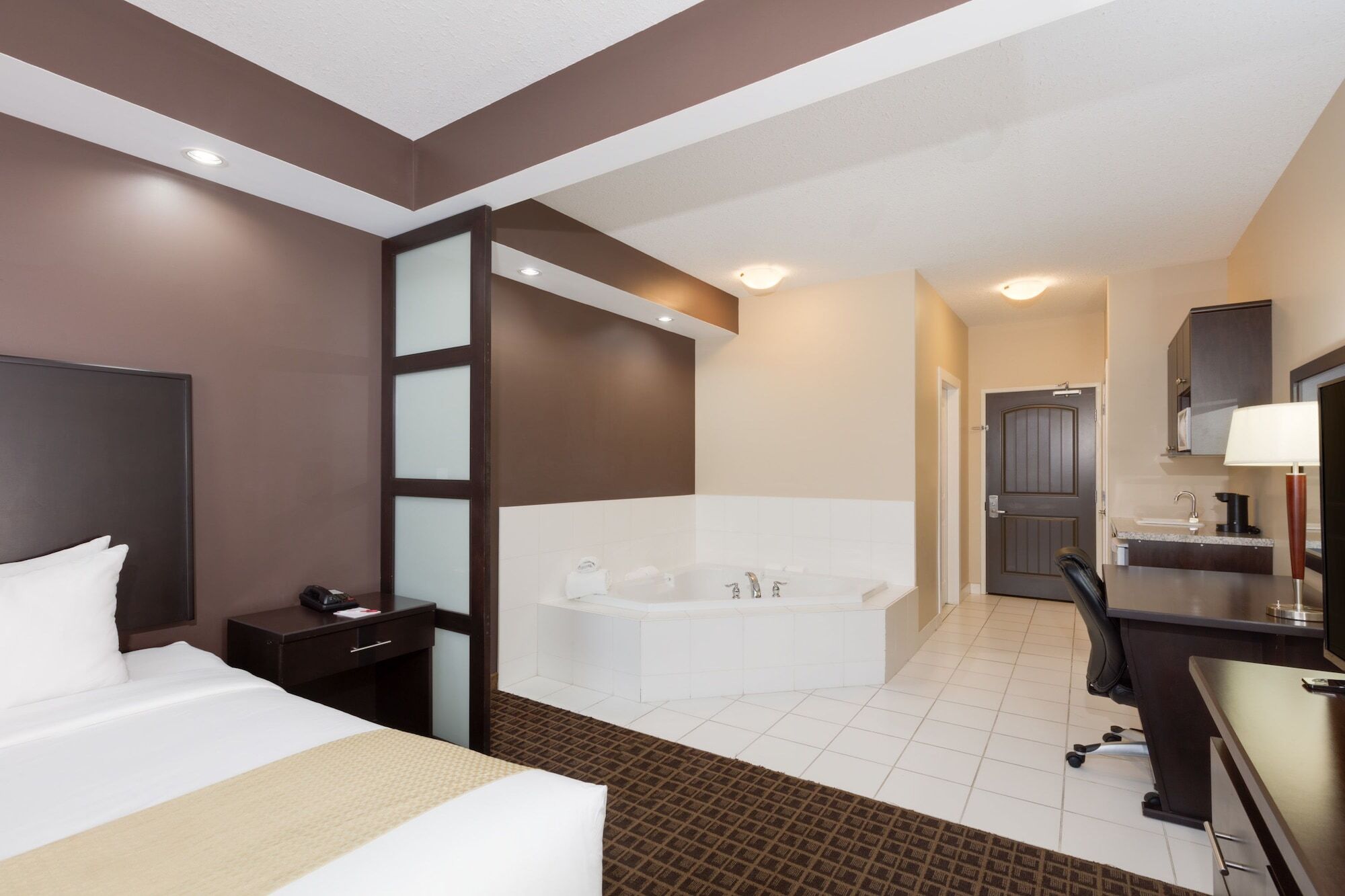 Ramada By Wyndham Cold Lake מראה חיצוני תמונה
