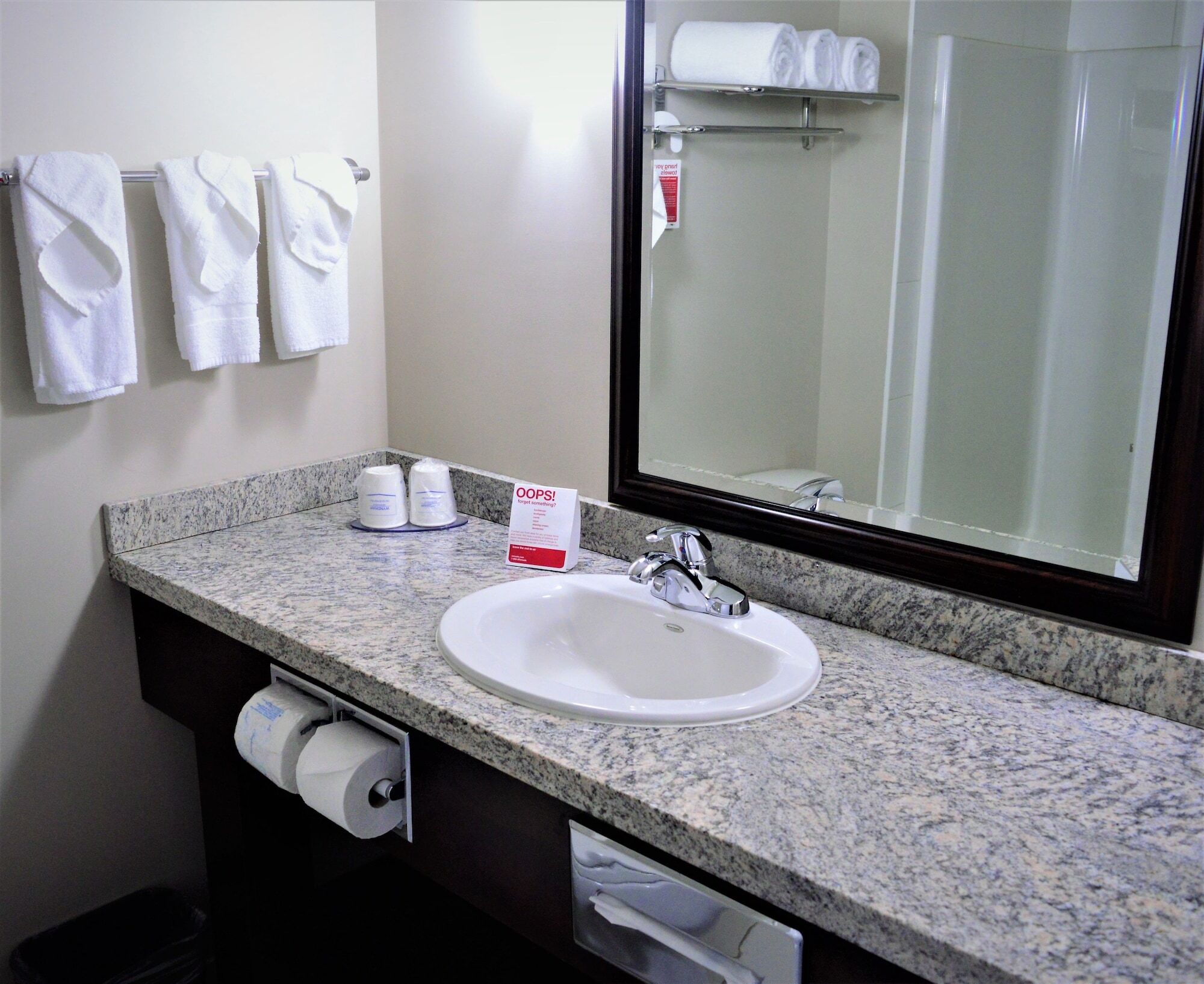 Ramada By Wyndham Cold Lake מראה חיצוני תמונה