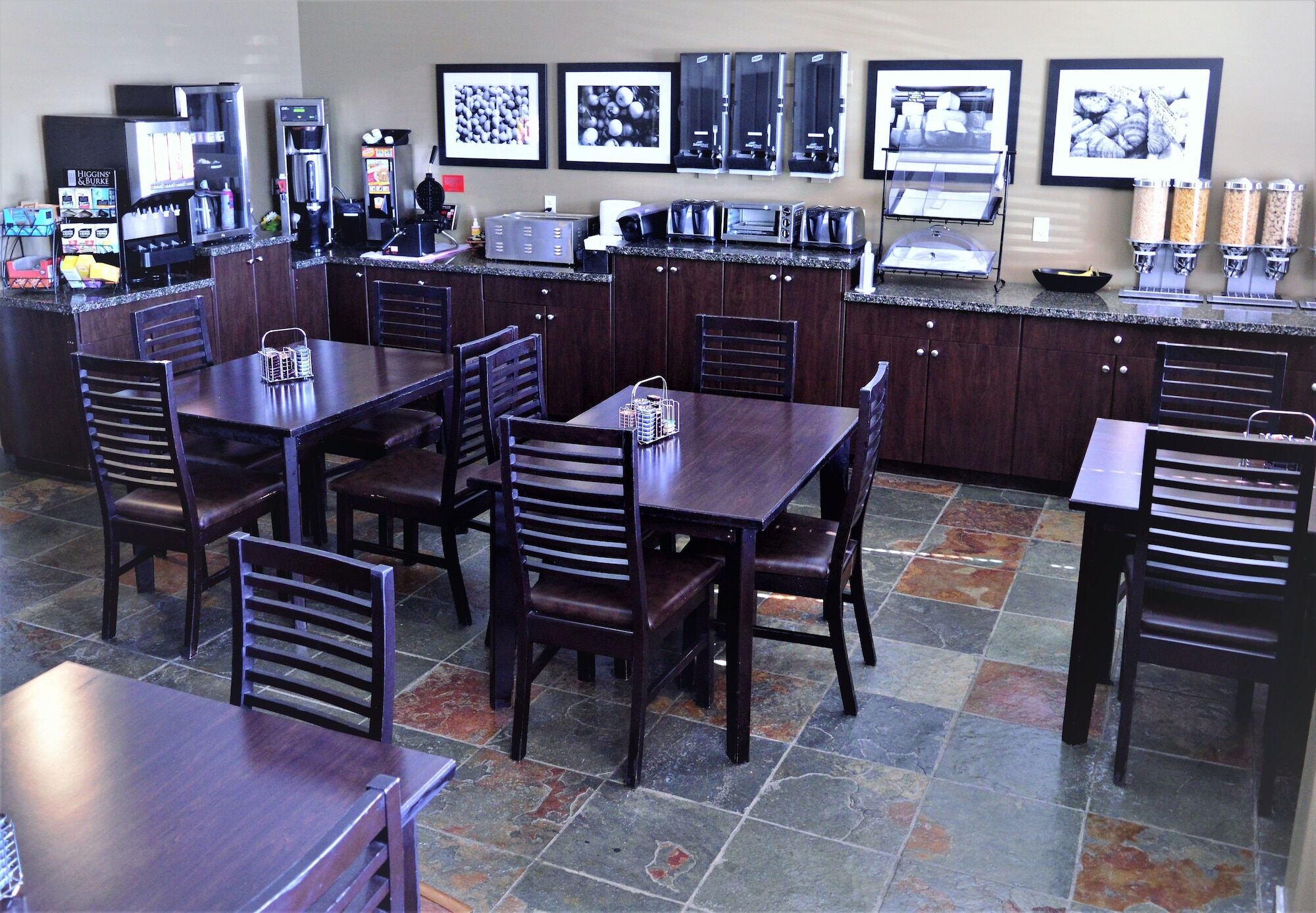 Ramada By Wyndham Cold Lake מראה חיצוני תמונה