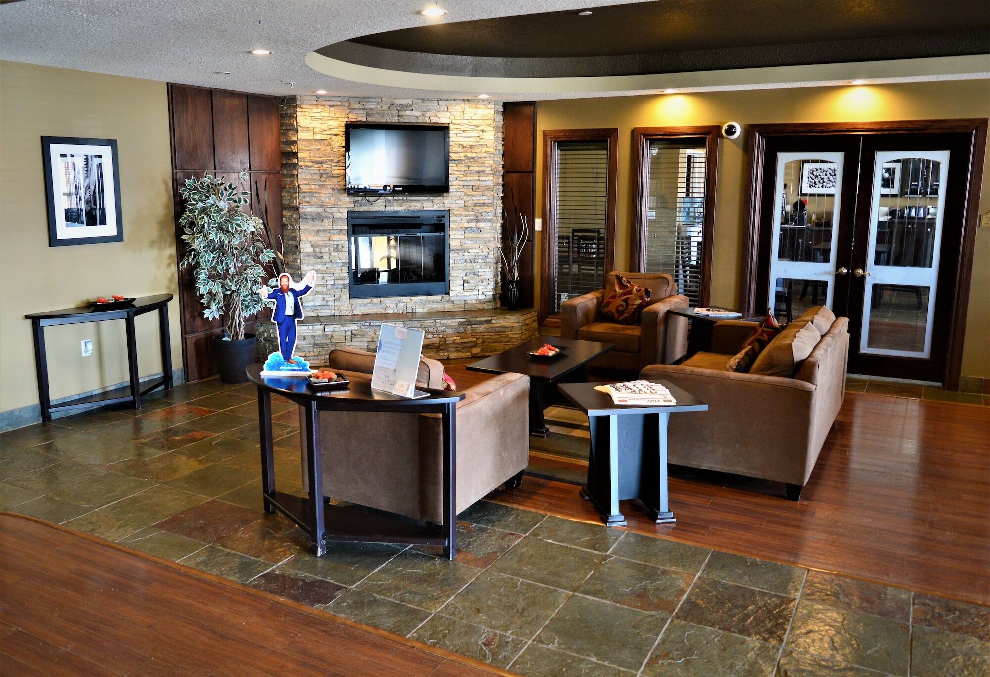 Ramada By Wyndham Cold Lake מראה חיצוני תמונה