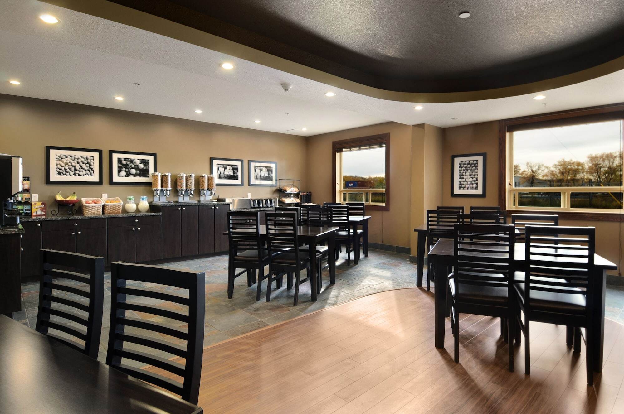 Ramada By Wyndham Cold Lake מראה חיצוני תמונה